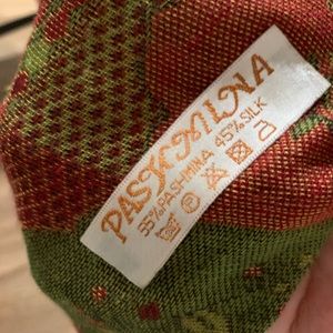 Beautiful pashmina scarf imported.